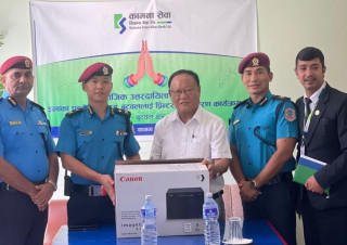 कामना सेवा विकास बैंकद्वारा इलाका प्रहरी कार्यालय बुटवललाई प्रिन्टर हस्तान्तरण