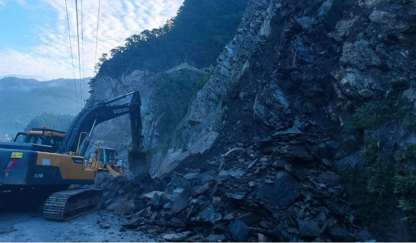 पन्छाएको केहीबेरमा पुनः खस्यो तुइनखोलामा पहिरो, सडक फेरि अवरूद्ध