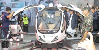 उड्ने कार देखेपछि प्रधानमन्त्री दङ्ग, अवलोकनकर्ताको  तँछाडमछाड