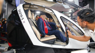 नाडा अटो शो’ को उड्ने कारमा चढे प्रचण्ड