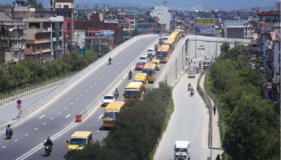 विरोध कालो झण्डासहित निजी विद्यालयको बस सडकमा, चक्रपथ परिक्रमा गर्ने