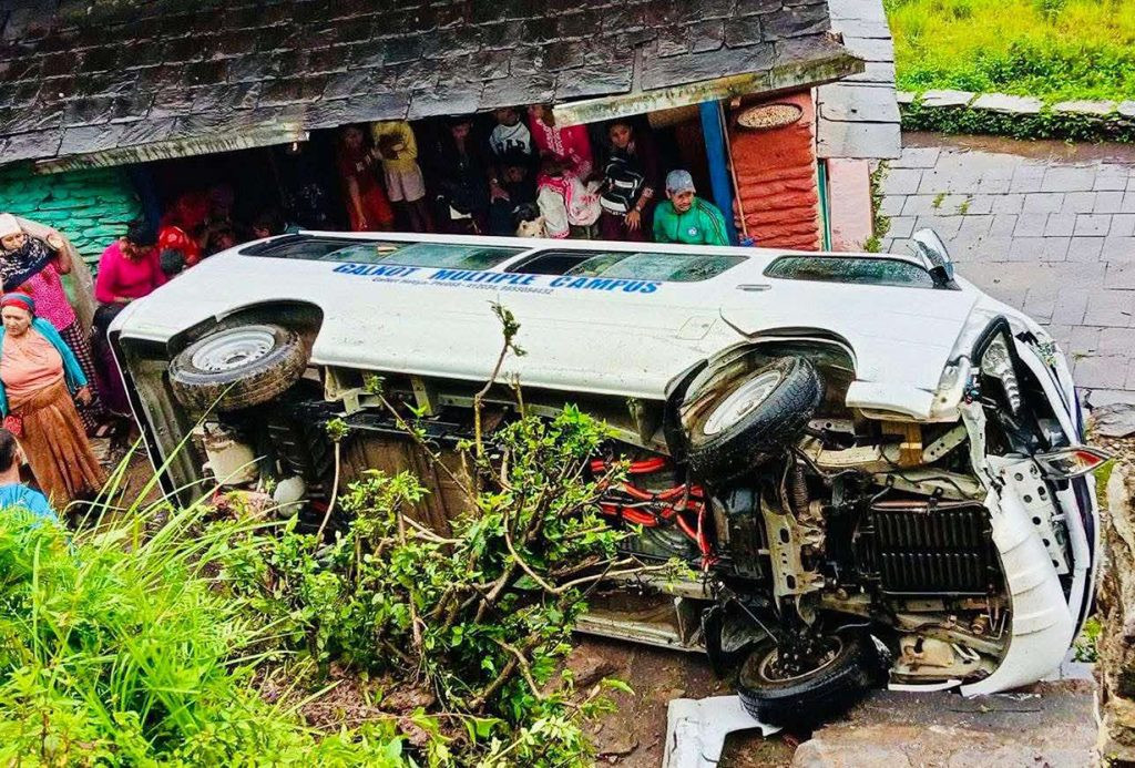 गलकोट क्याम्पसको भ्यान दुर्घटना हुँदा ६ जना घाइते