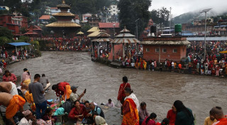 पितृप्रति श्रद्धा प्रकट गर्न गोकर्णेश्वरमा हजारौँ भक्तजनको घुइँचो