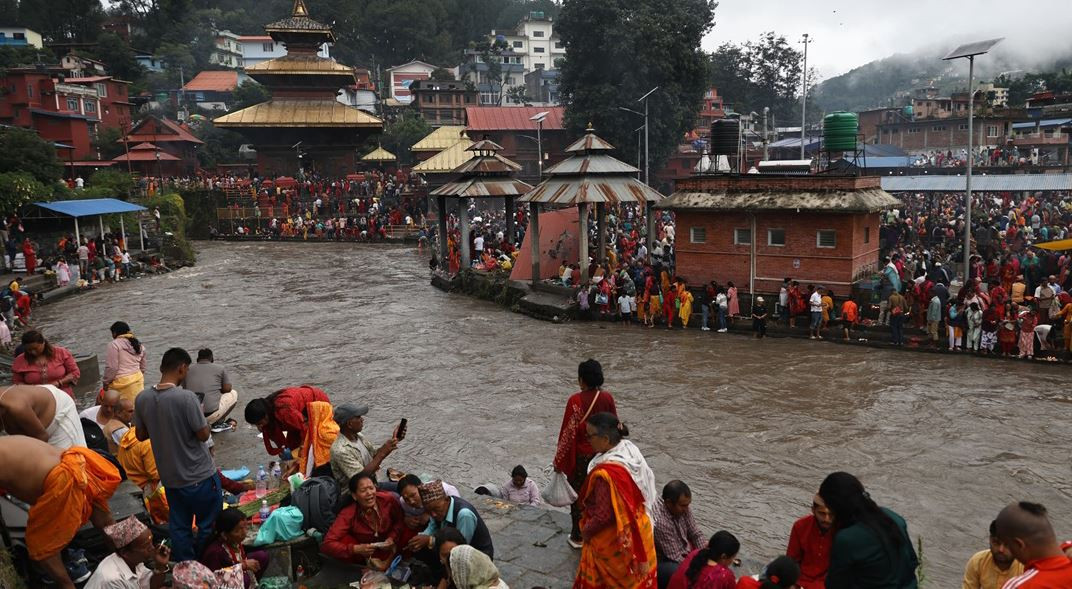 पितृप्रति श्रद्धा प्रकट गर्न गोकर्णेश्वरमा हजारौँ भक्तजनको घुइँचो