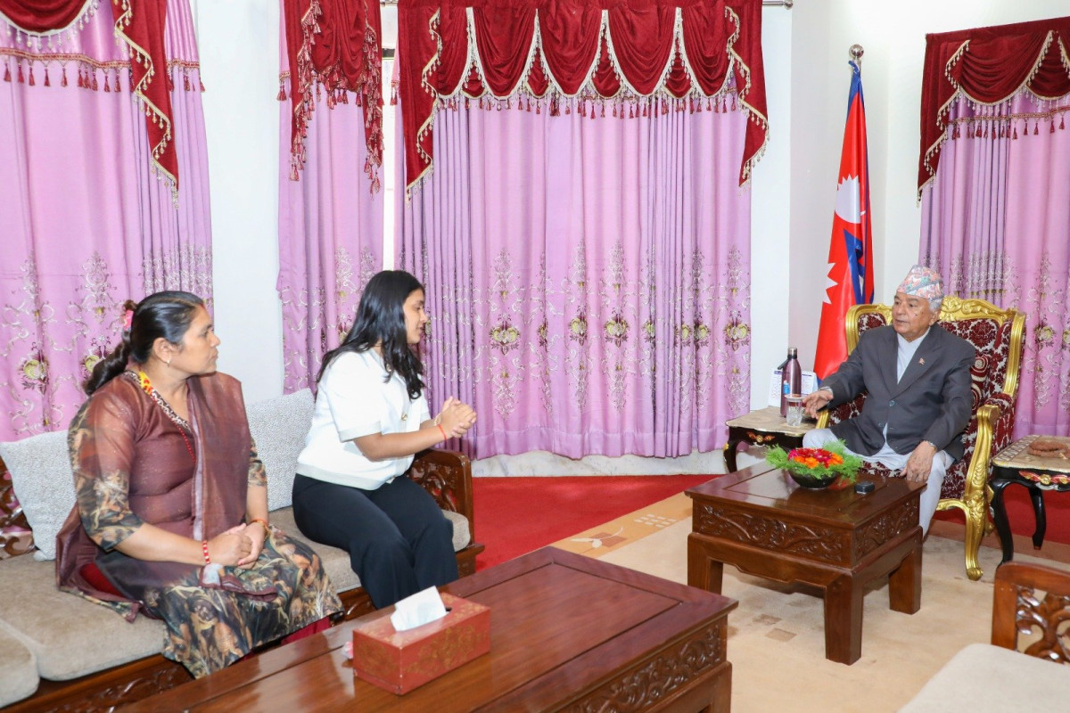 राष्ट्रपतिसँग विपिन जोशीका परिवारको भेट