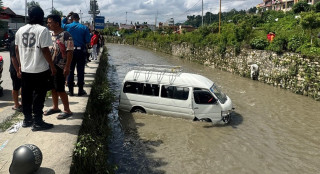 तारकेश्वरमा ईभी माइक्रो बस खोलामा खस्यो
