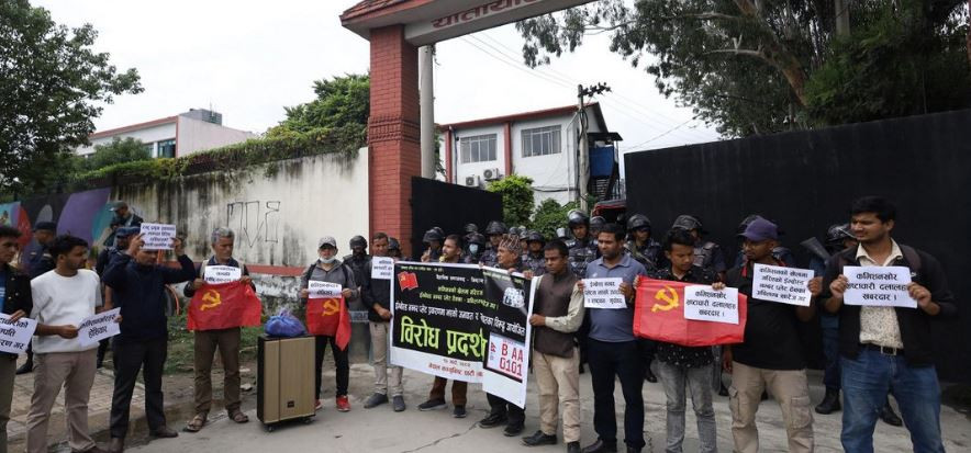 इम्बोस्ड नम्बर प्लेटको विरोधमा यातायात व्यवस्था कार्यालय अगाडि प्रदर्शन