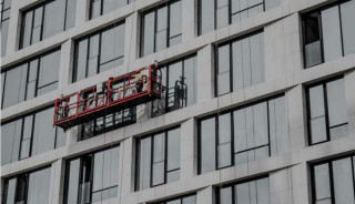 झ्याल सफा गर्ने कामदारले नग्न देखेपछि डिप्रेसनमा पुगिन् महिला