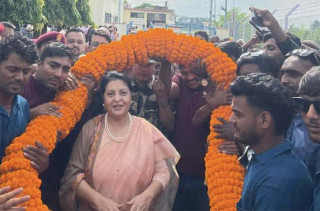 पूर्वराष्ट्रपति भण्डारीलाई विमानस्थलमै ५१ किलोको मालाले स्वागत