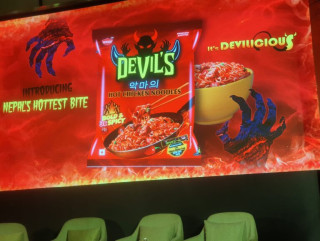 एशियन थाई फुड्सद्वारा डेविल्स हट चिकन नुडल्स सार्वजनिक