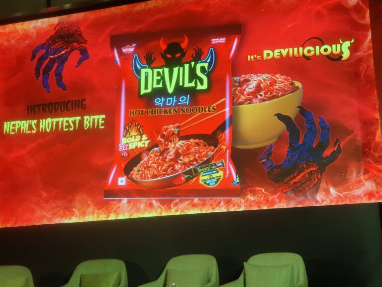 एशियन थाई फुड्सद्वारा डेविल्स हट चिकन नुडल्स सार्वजनिक