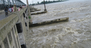 कोशी ब्यारेजमा जलसतह बढेपछि  खोलियो ३१ ढोका