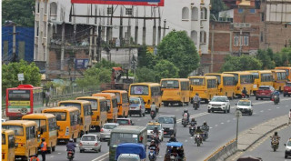 निजी विद्यालय सञ्चालकले चक्रपथमा निकाले बससहित र्‍याली