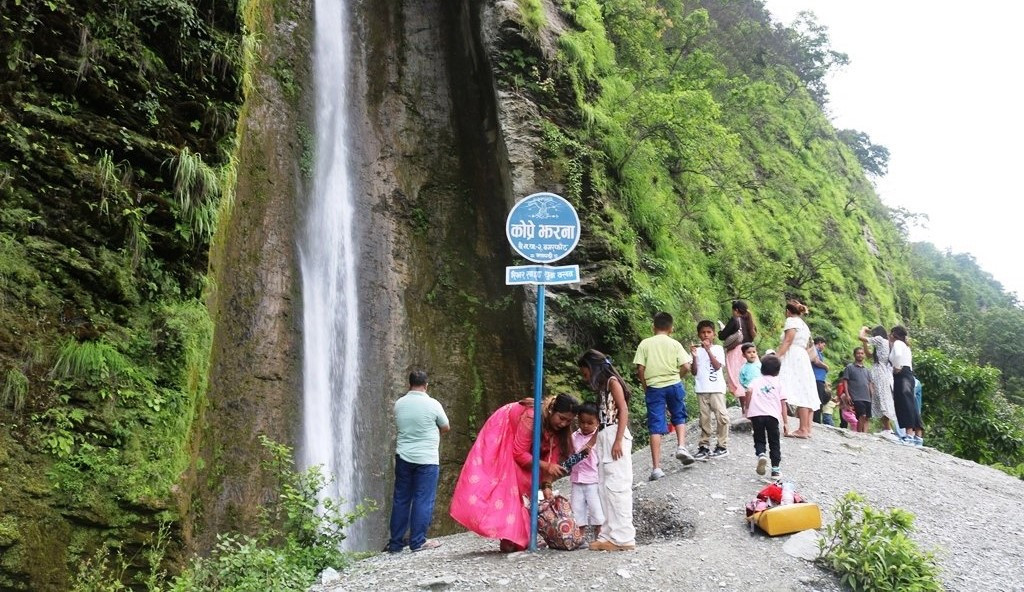 गर्मी छल्न कोप्रे झरना