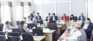 आफ्नो प्रस्ताव विपक्षीले नमानेपछि बैठक छोडेर हिँडिन् सामान्य प्रशासन मन्त्री