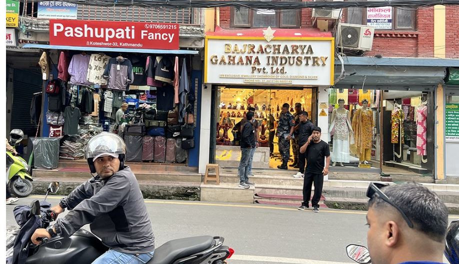 कोटेश्वरको बज्राचार्य गहना उद्योगमा राजस्वको छापा