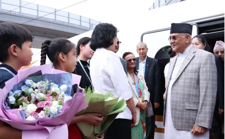 रेल चढेर बेइजिङ पुगे प्रधानमन्त्री ओली