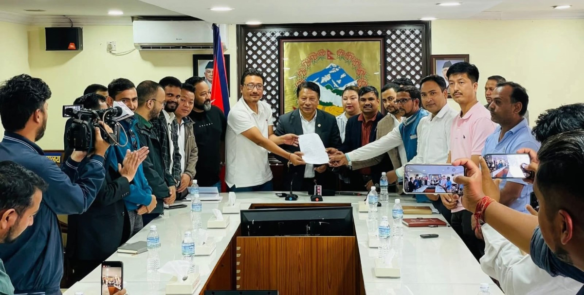 विद्यार्थीमैत्री शिक्षा ऐन लागू गर्न माग गर्दै विद्यार्थी संगठनले कार्यवाहक प्रधानमन्त्रीलाई बुझाए ज्ञापन पत्र