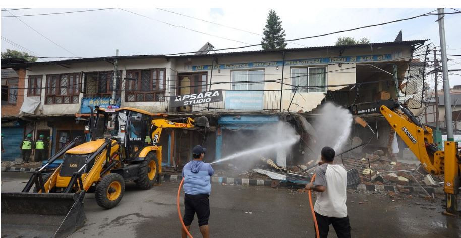 ललितपुर महानगरले  लगनखेलका अतिक्रमित संरचनामा लगायो डोजर