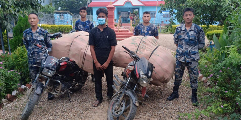 भन्सार छलीको कपडा र मोटरसाइकलसहित युवक पक्राउ