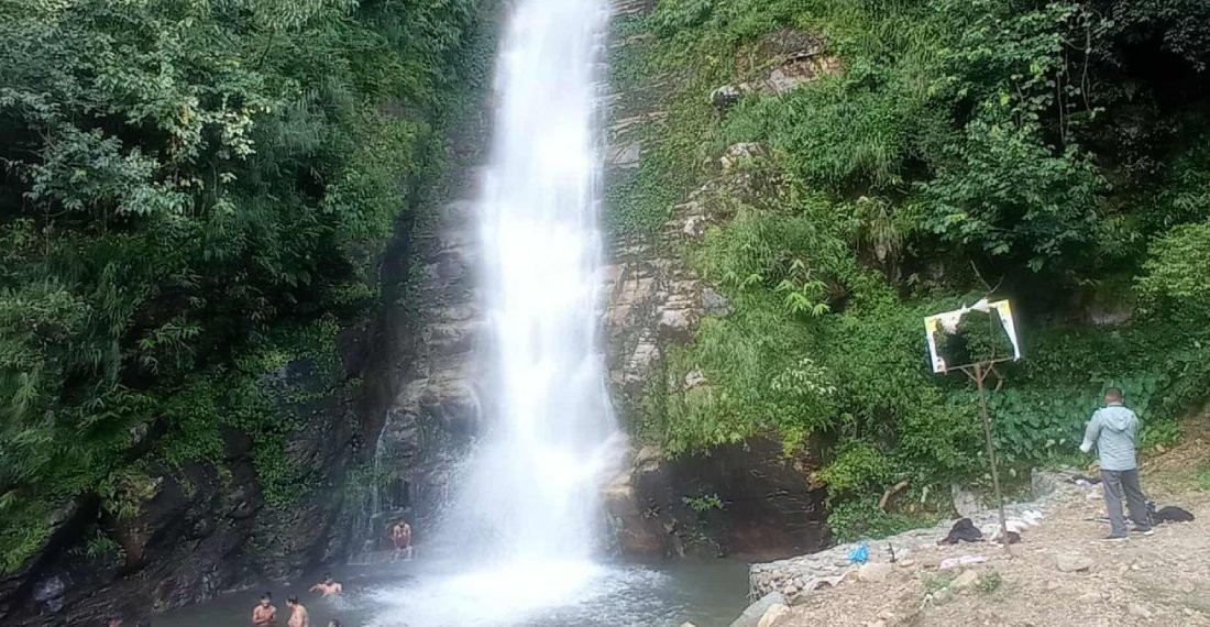 पर्यटकीय गन्तव्य बन्दै गाईखुरे झरना