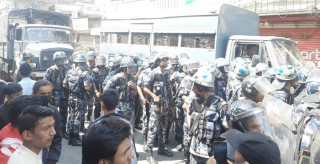 जेनजी प्रदर्शनकारीले  ढुंगा प्रहार  गर्दा लागेर इन्स्पेक्टर घाइते