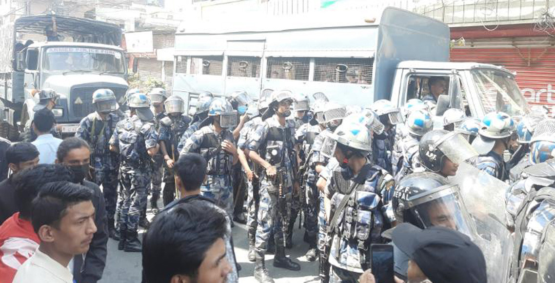 जेनजी प्रदर्शनकारीले  ढुंगा प्रहार  गर्दा लागेर इन्स्पेक्टर घाइते