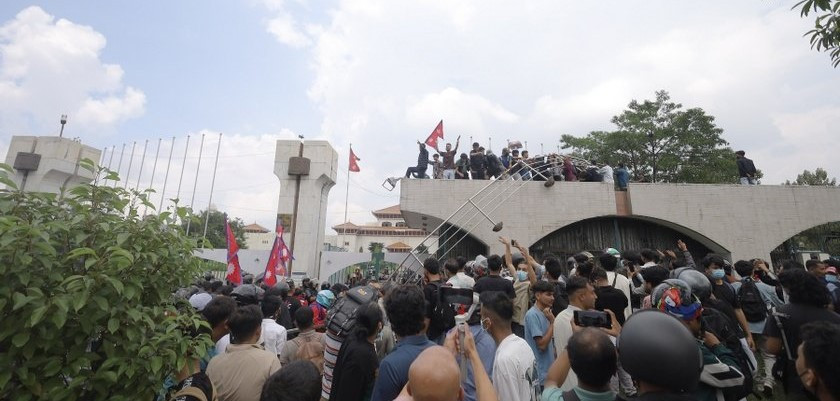 आन्दोलनकारी र प्रहरीबीच घम्साघम्सी, प्रदर्शनकारी एमाले कार्यालय घेर्ने प्रयासमा