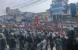 भरतपुर महानगरपालिकामा तोडफोड, प्रहरीले हान्यो अश्रुग्यास