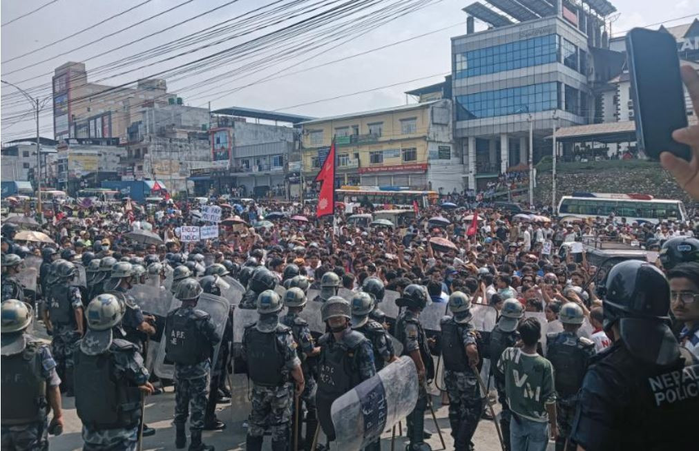 भरतपुर महानगरपालिकामा तोडफोड, प्रहरीले हान्यो अश्रुग्यास