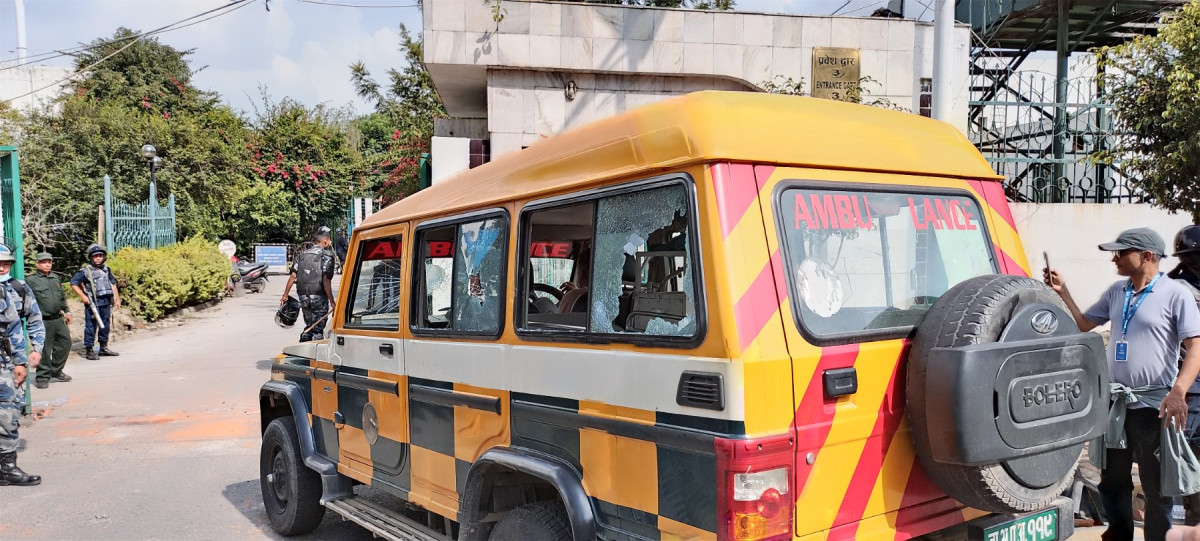 मृतकको संख्या ८ पुग्यो,  घाइते लिन गएको एम्बुलेन्समा तोडफोड