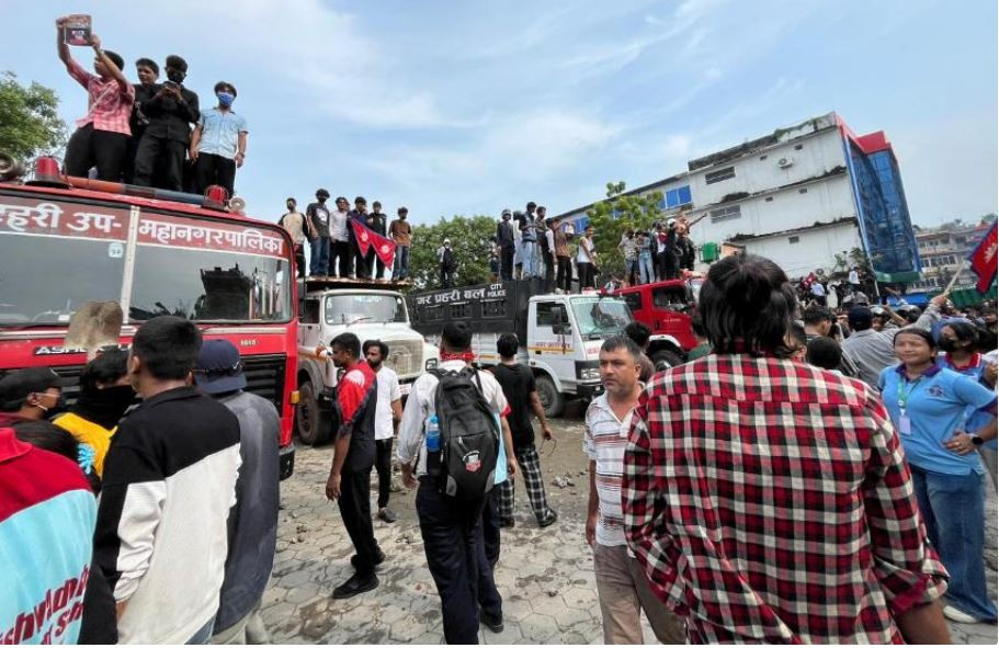 इटहरीमा प्रहरीद्वारा हवाई फायर, कर्फ्यु  जारी गर्ने तयारी