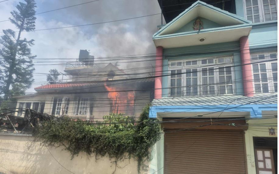 देउवाको धनगढीको घरमा पनि आगजनी