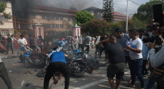 सर्वोच्च अदालतभित्रै छिरेर तोडफोड र आगजनी