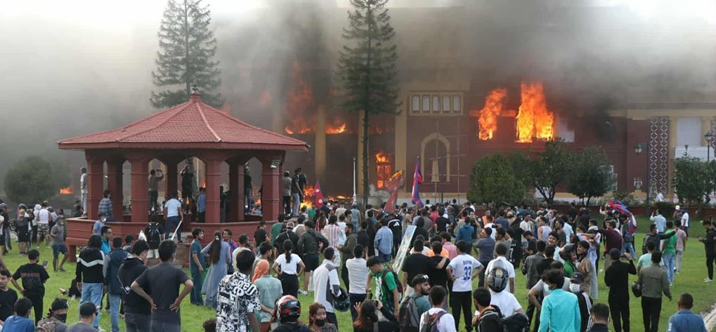 जेनजी आन्दोलनकारीले राष्ट्रपति भवनमा लगाए आगो