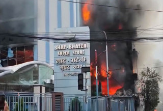 नक्साल भाटभटेनीमा  लुटपाट गरी लगाए आगो