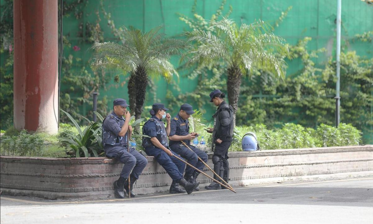 काठमाडौंको सडकमा प्रहरीले लिन थाल्यो ड्युटी