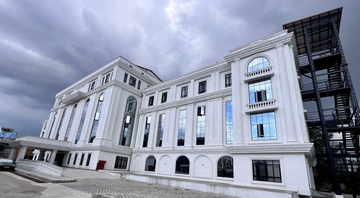 नयाँ प्रधानमन्त्रीका लागि  यसरी सजाइँदैछ गृहको नयाँ भवन  (तस्वीरहरू)