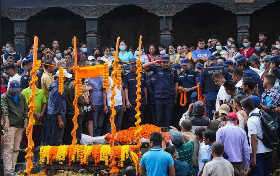 जेनजी आन्दोलनमा ज्यान गुमाएका प्रहरीको पशुपति आर्यघाटमा अन्त्येष्टि