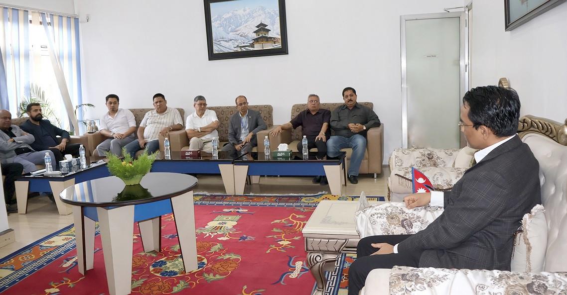 गभर्नर पौडेलले गरे बैंकर र व्यवसायीसँग छलफल, क्षतिबारे सोधपुछ