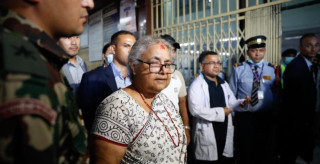 घाइतेलाई भेटेर प्रधानमन्त्रीले भनिन्- खुस्काइदिनुपर्थ्यो नि पुलिसको बंगारा !