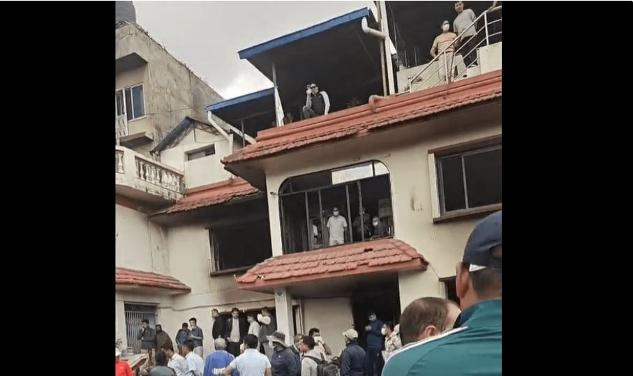 क्षतिग्रस्त पार्टी कार्यालय हेर्न   पुगे प्रचण्ड