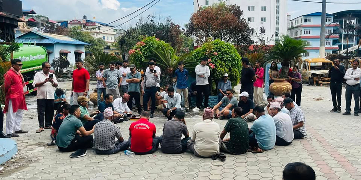 इटहरी उपमहानगरपालिकामा भुइँमै बसेर बैठक चलाइयो