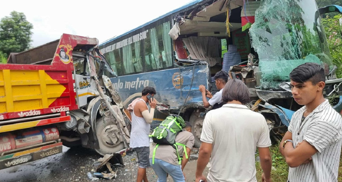 काठमाडौं आउँदै गरेको बस र टिपर ठोकिँदा ६ जना घाइते, १ को अवस्था गम्भीर