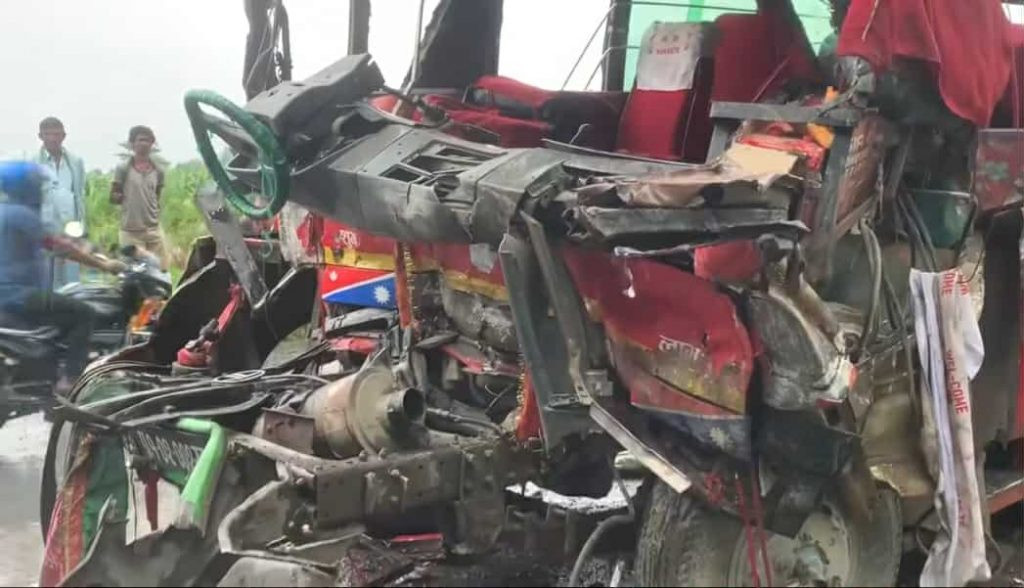 सुनसरीमा रोकिराखेको ट्रकमा बस ठोक्किँदा २ जनाको मृत्यु, २० घाइते