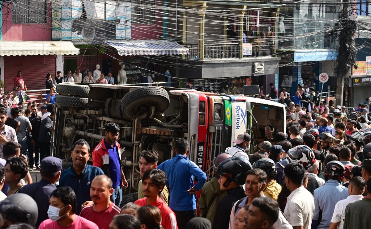 तारकेश्वरबाट माछापोखरी आउँदै गरेको बस दुर्घटना, २० जना घाइते