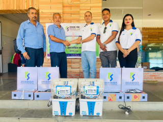 कामना सेवा विकास बैकद्वारा मेची आँखा अस्पताललाई वाटर प्यूरिफायर र मोबाइल चार्जिङ स्टेशन हस्तान्तरण