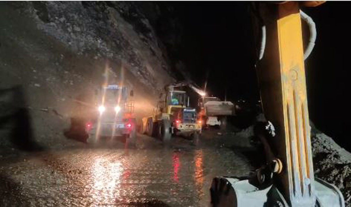 तुइनखोलाको पहिरो पूर्ण रूपमा हटाएपछि दुईतर्फी खुल्यो मुग्लिन–नारायणगढ सडक