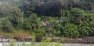 बिहानै सिन्धुपाल्चोकमा दूध बोकेको भ्यान सुनकोसीमा खसेर बेपत्ता