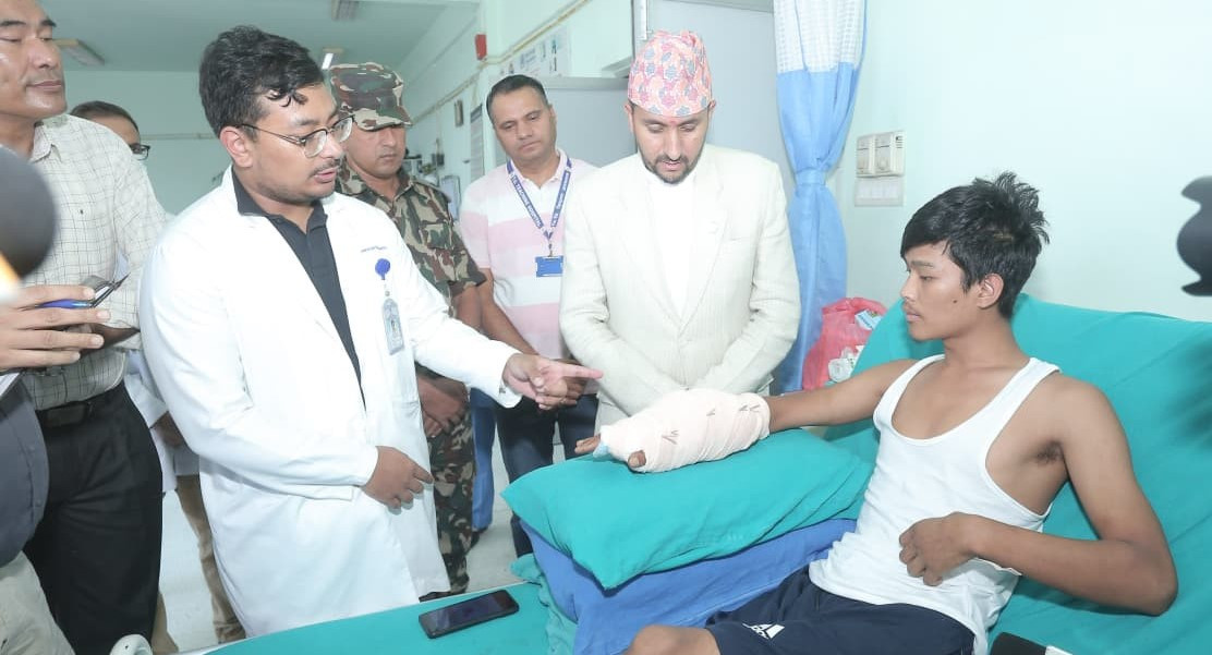 टिचिङ पुगेर सञ्चारमन्त्री खरेलले भेटे जेनजी आन्दोलनका घाइते (तस्बिरहरु)